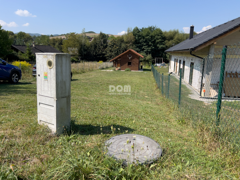 rkDOM | Stavebný pozemok na predaj so všetkými sieťami a chatkou len 10 min. od centra Žiliny